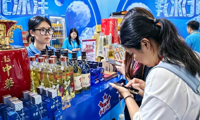 on9star娛樂：红星二锅头亮相第六届消博会—— 守非遗匠心焕年轻潮力 彰显老字号创新风采